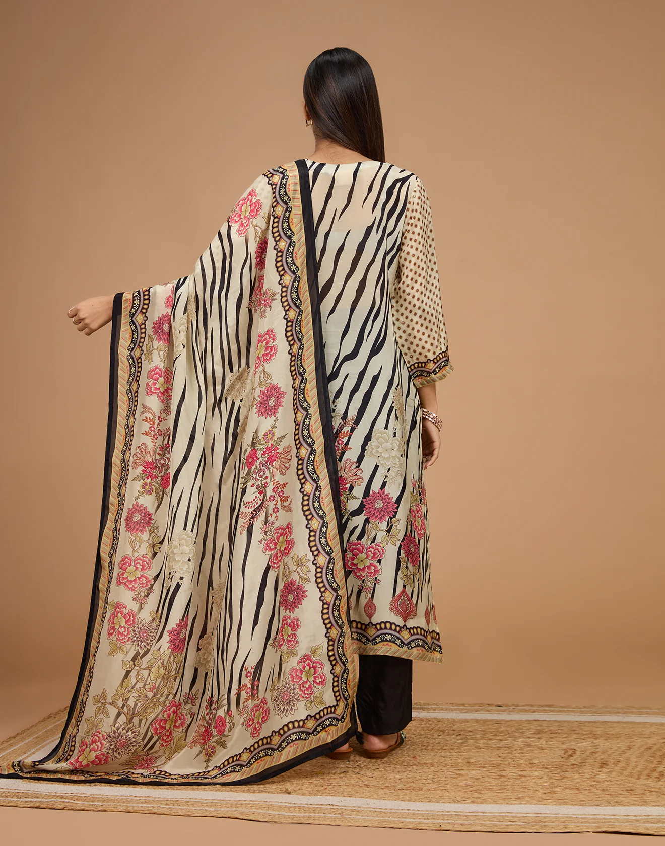 Abstract With Floral Printed Crepe Unstitched Suit Set - Image 6