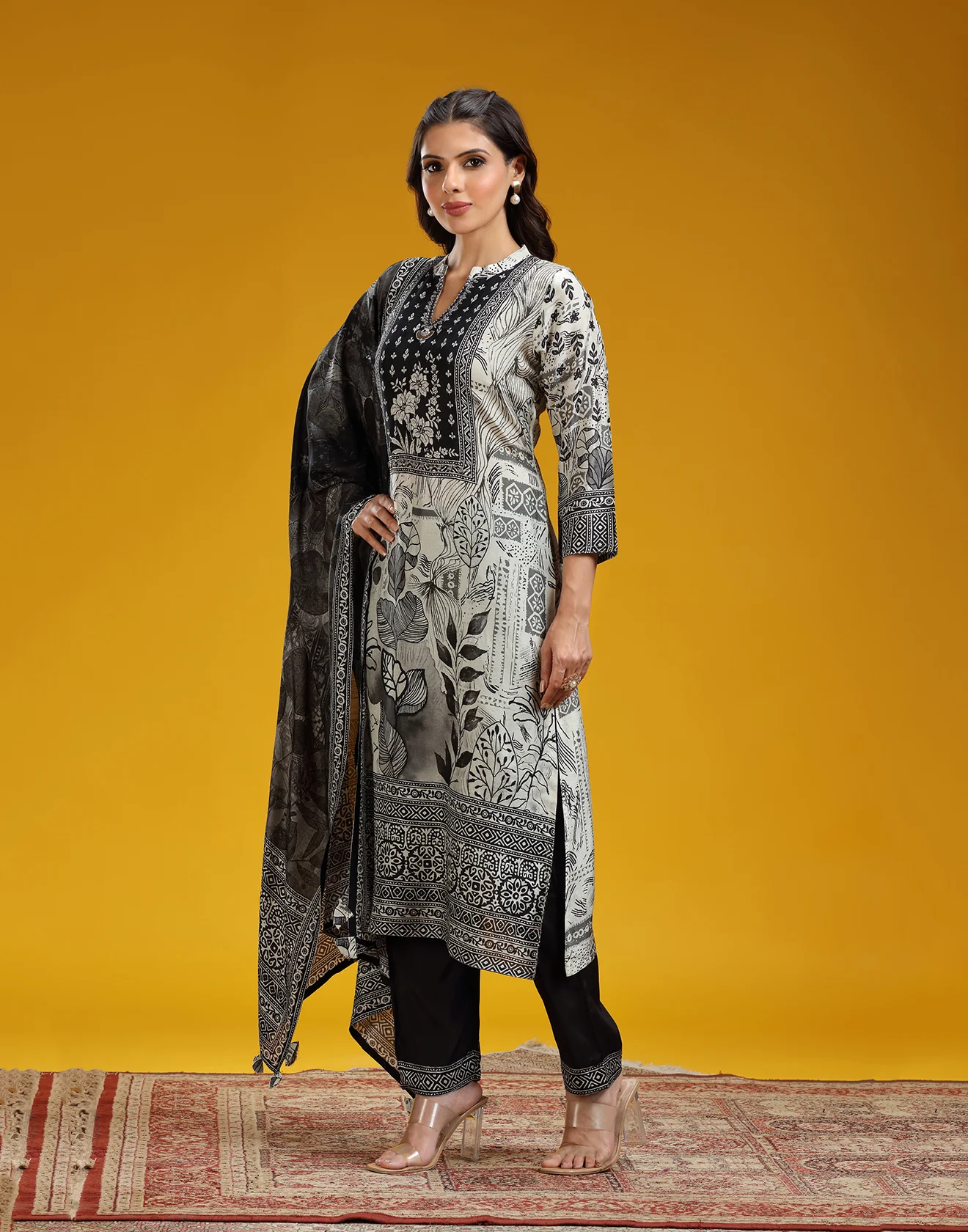Black And White Floral With Ethnic Border Printed Casual Kurta Set - Image 3