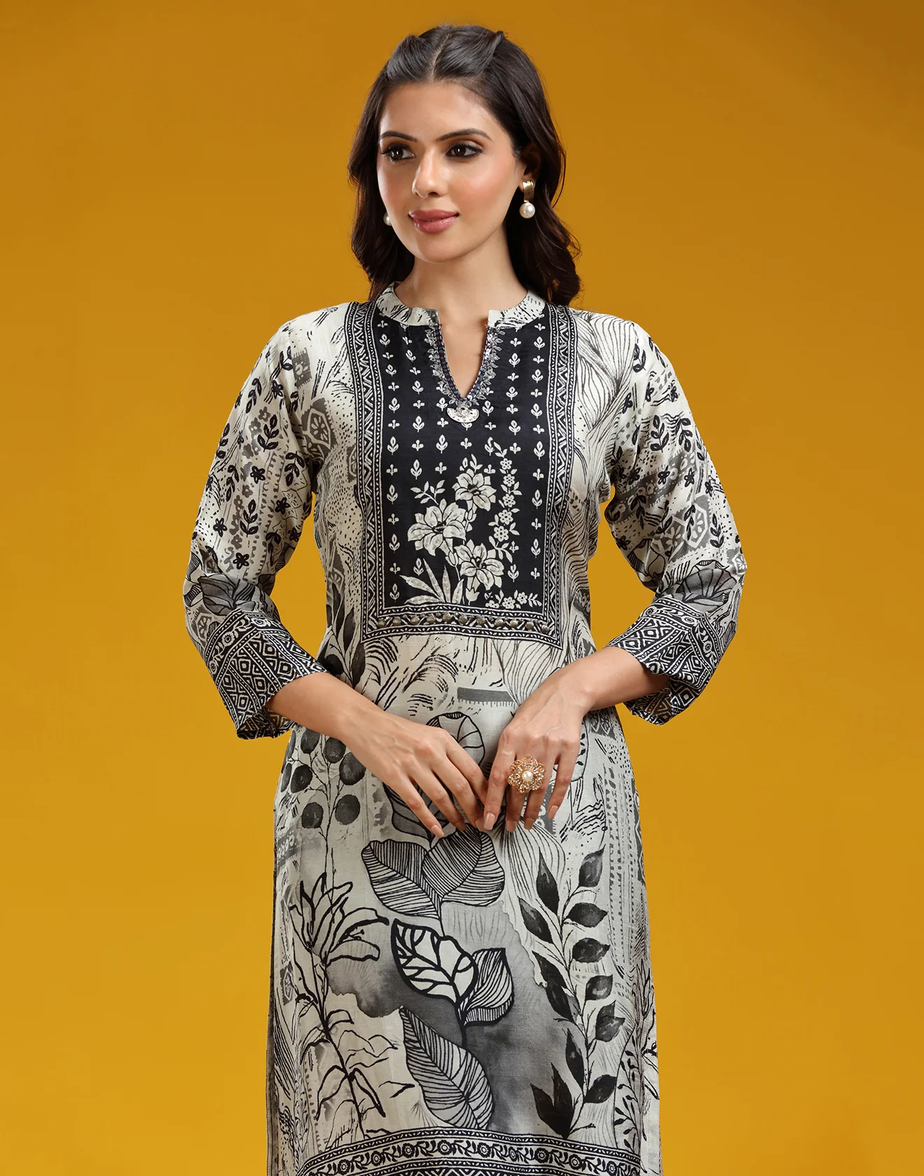 Black And White Floral With Ethnic Border Printed Casual Kurta Set - Image 4