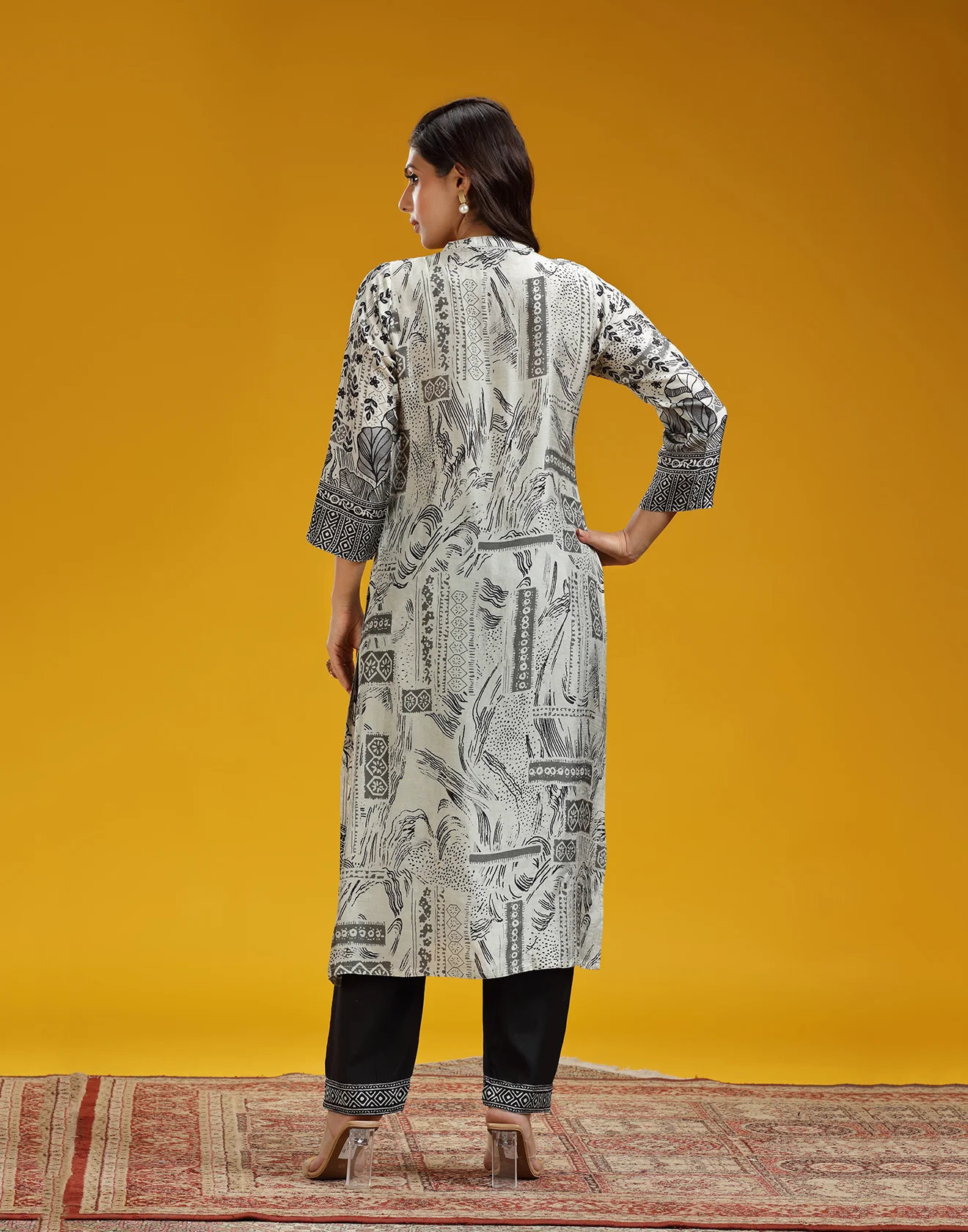 Black And White Floral With Ethnic Border Printed Casual Kurta Set - Image 5