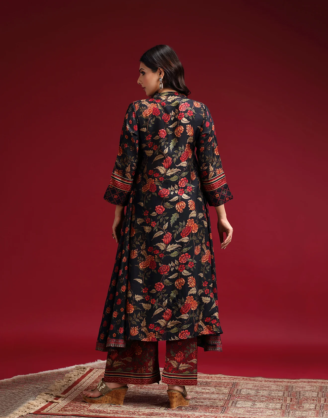 Charcoal Grey With Vibrant Floral Printed Festive Kurta Set - Image 4