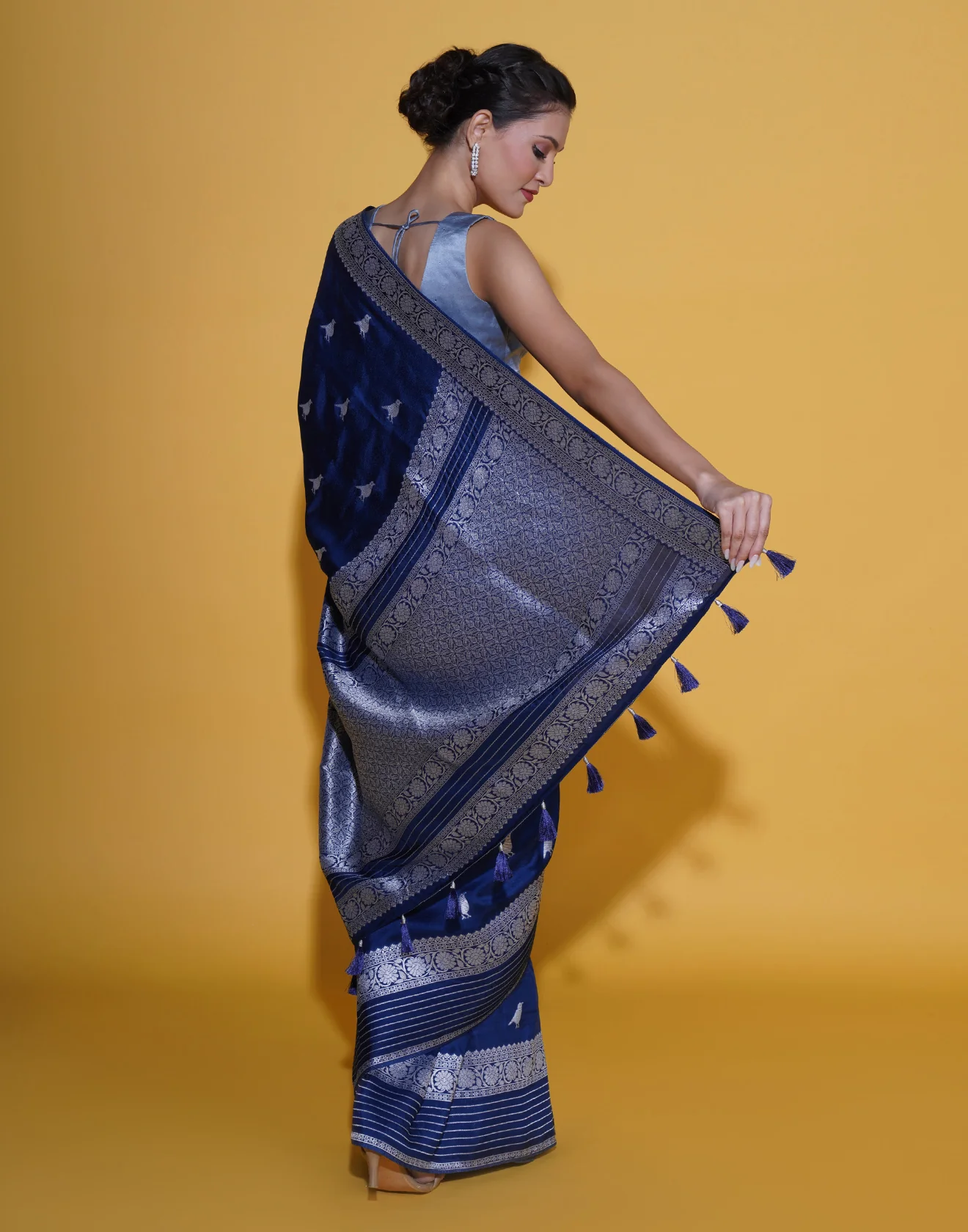 Cloudy Blue With Bird Woven Motif Silk Saree - Image 6