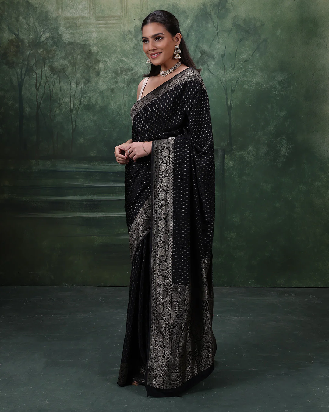 Midnight Charm Dola Silk Saree With Unstitched Blouse Fabric - Image 2