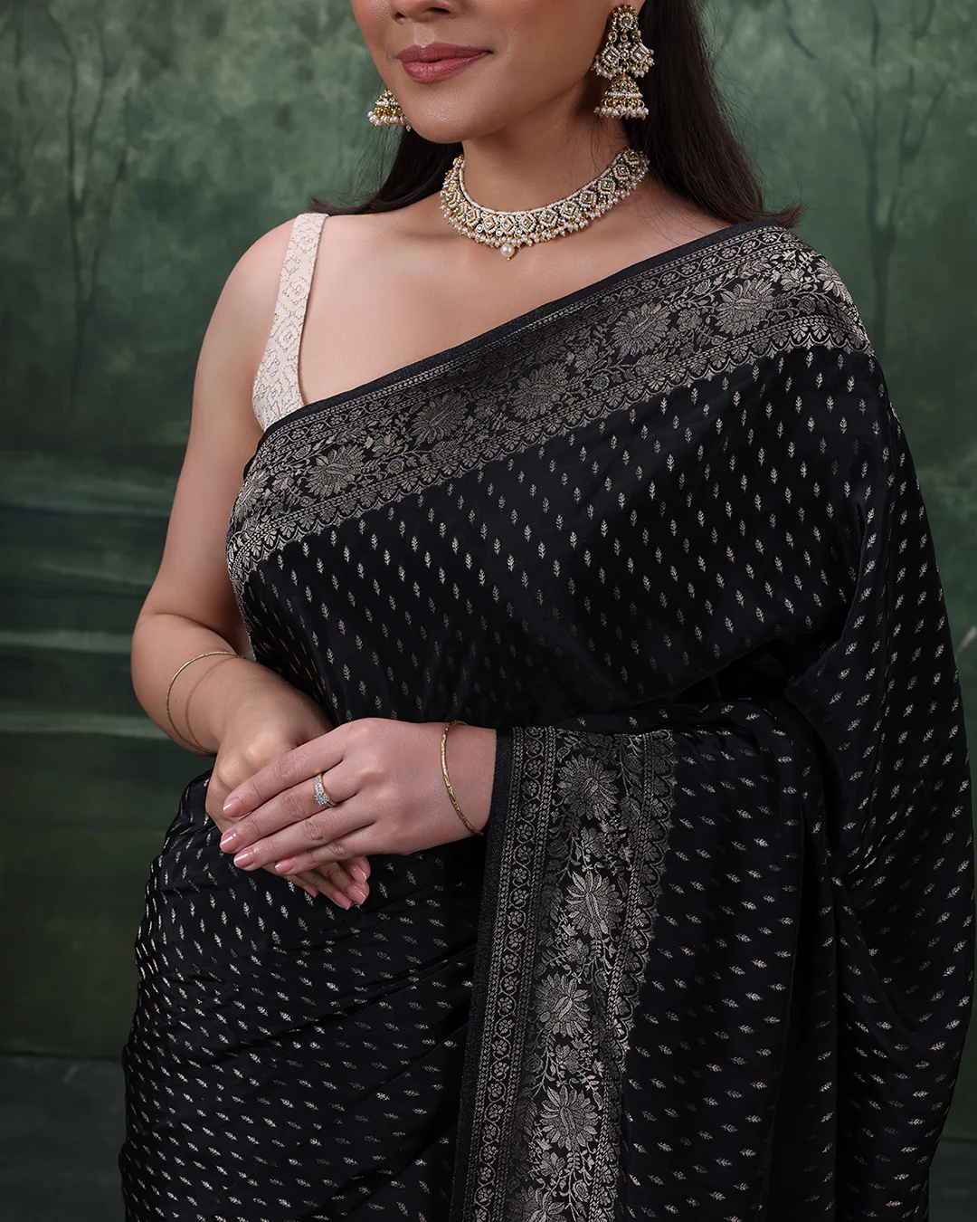 Midnight Charm Dola Silk Saree With Unstitched Blouse Fabric - Image 4