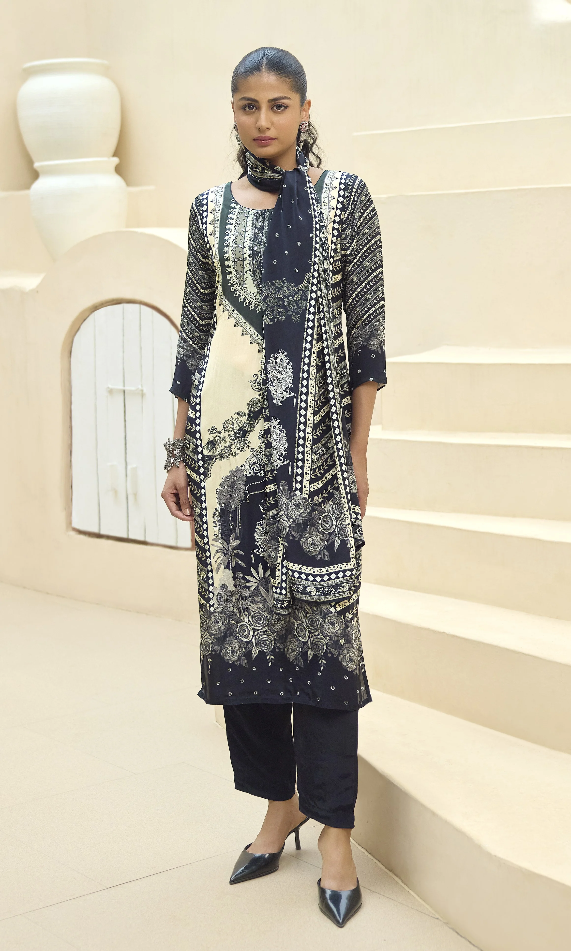 Navy Blue And Off-White Printed Crepe Kurta Set - Image 2
