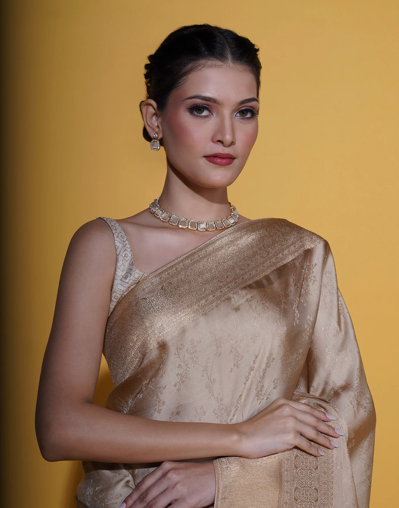 Royal Gold Self Woven Silk Saree - Image 4