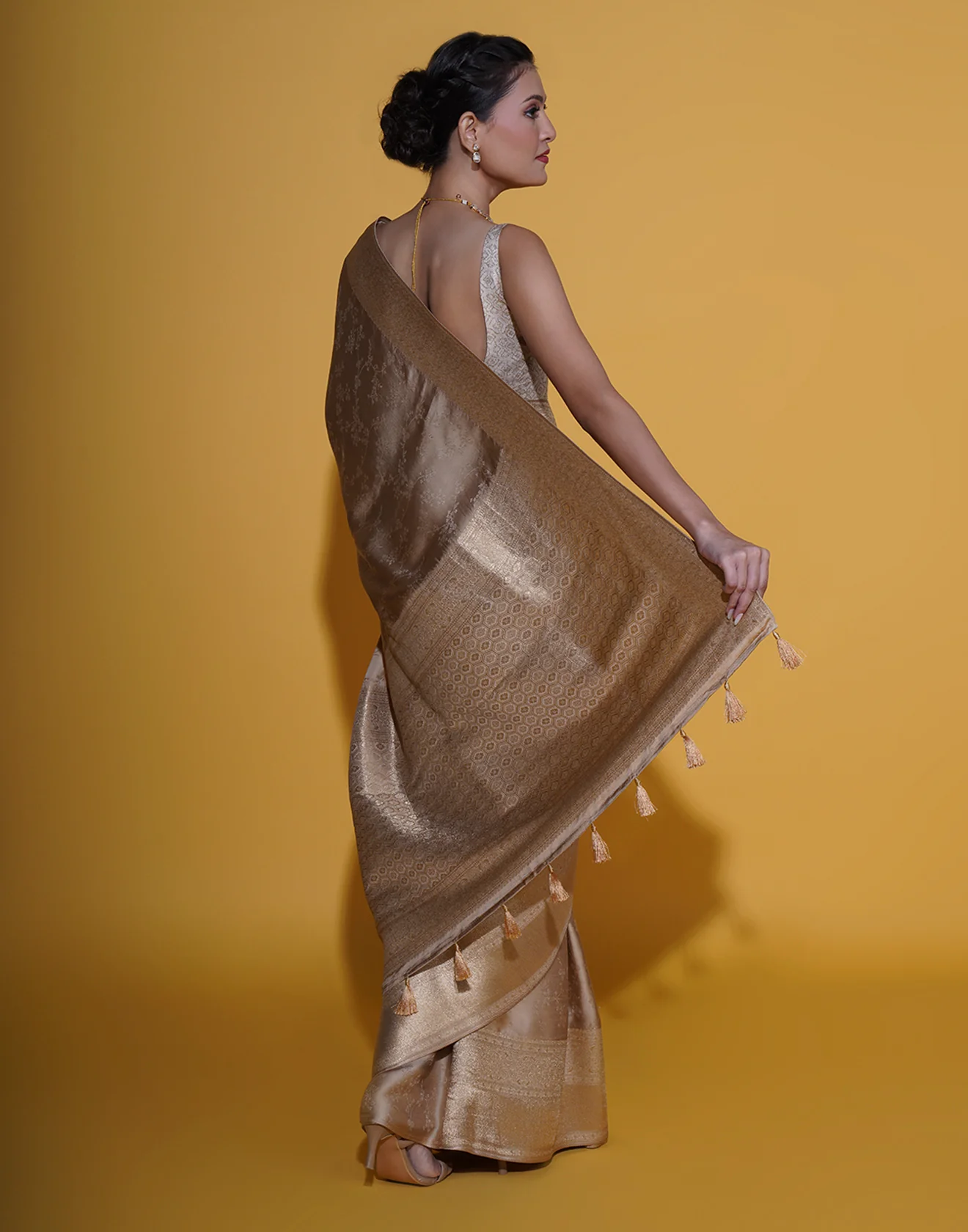 Royal Gold Self Woven Silk Saree - Image 5