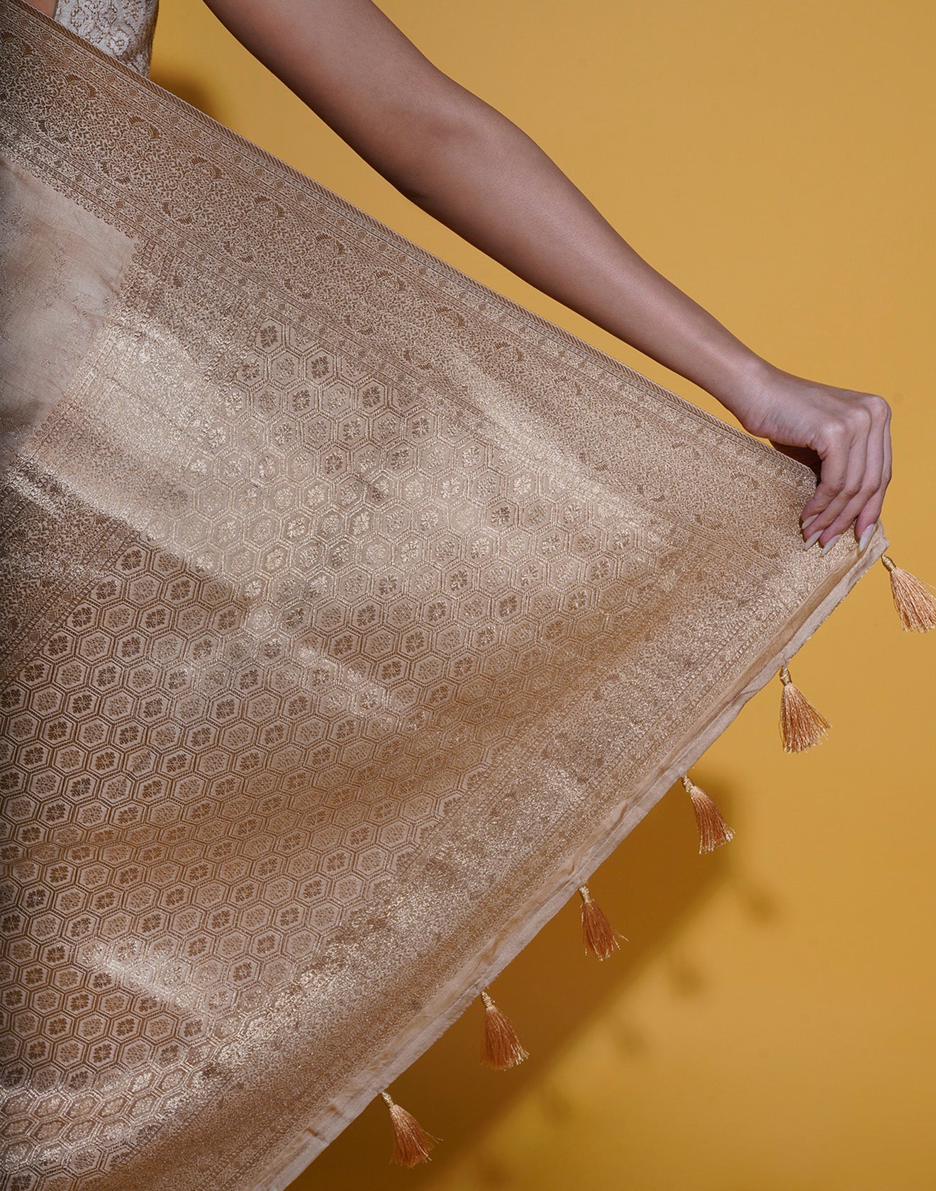 Royal Gold Self Woven Silk Saree - Image 6