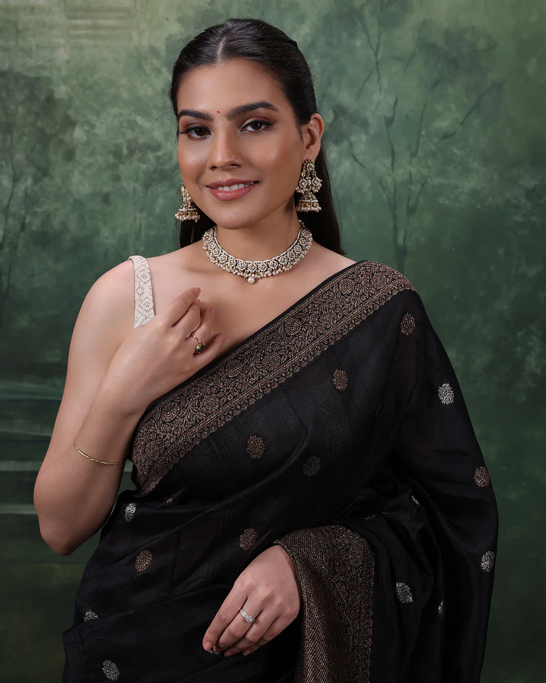 Urban Midnight Silk Saree With Antique Gold Woven Design And Unstitched Blouse Fabric - Image 4